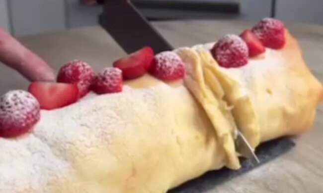 Млинець з кремом і ягодами, кадр з відео