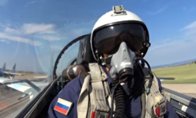 Российский боевой самолет упал на жилой дом в Киеве. Фото