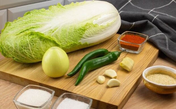 Его можно готовить хоть каждый день: рецепт творожного рулета из пекинской капусты