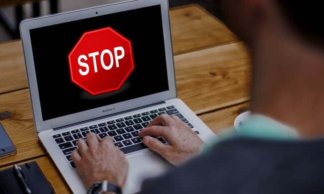 Це "російський світ": окупанти заборонили у Запоріжжі Google, Facebook та Youtube. Боже, у них вавка в голові
