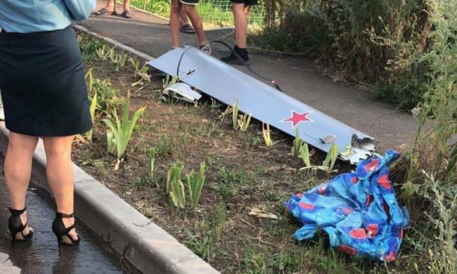 Российский беспилотник за $7 миллионов рухнул на жилой дом россиян, вызвав пожар. Видео