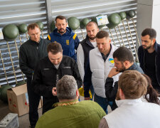 БФ молодіжної ініціативи "Надія", Валерій Дубіль та Віта Присяжнюк передали допомогу розвідникам ГУР — техніку особисто прийняв Кирило Буданов