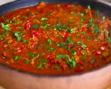Рецепт нежной и сочной говядины по-грузински с помидорами и луком. Фото: YouTube