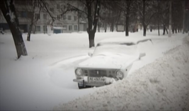 Залишайте машини і не ризикуйте: в Україну прийшли снігопади. Траси паралізовані