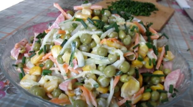 Салат з ковбасою, зеленим горошком та кукурудзою