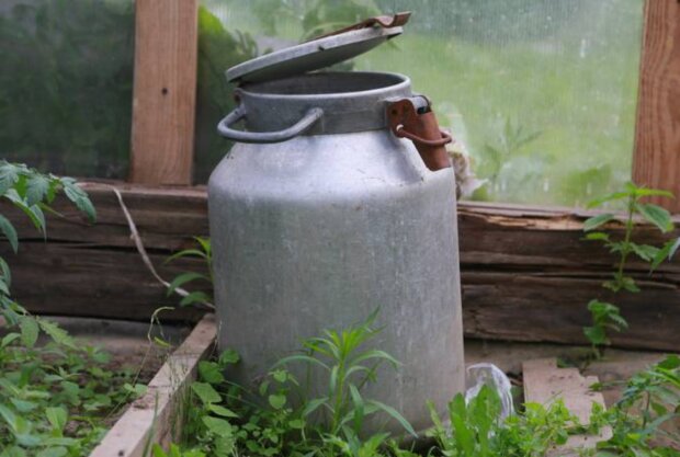 Бочка з водою, город, кадр з відео