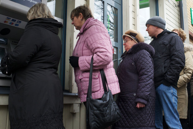 В Украине ликвидируют популярный банк. Люди судорожно снимают деньги со счетов. Первые подробности