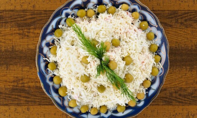 Под картошку он разлетается мгновенно: рецепт слоеного салата с килькой в томате