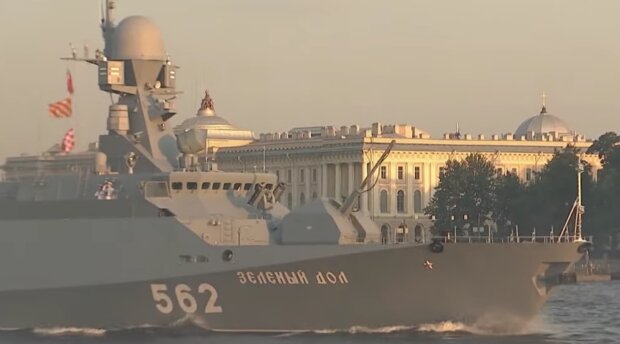 Скандал для Путіна: у Росії на параді зіткнулися військові кораблі
