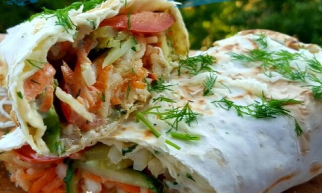 Такую вам не продадут: как приготовить домашнюю шаурму с курицей. Рецепт с секретом