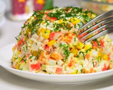 Рецепт быстрого и сытного салата с мивиной, колбасой, яйцом и соленым огурчиком. Фото: YouTube