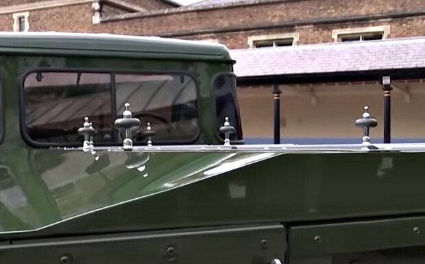 "Land Rover". Фото: скриншот YouTube-видео.