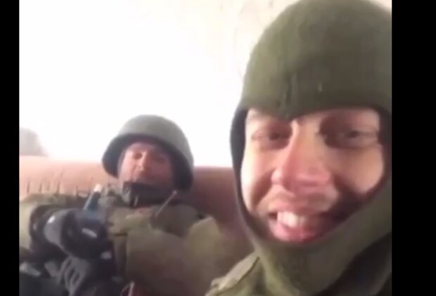 Російські солдати вигнали українців з дому і оселилися в ньому. Відео