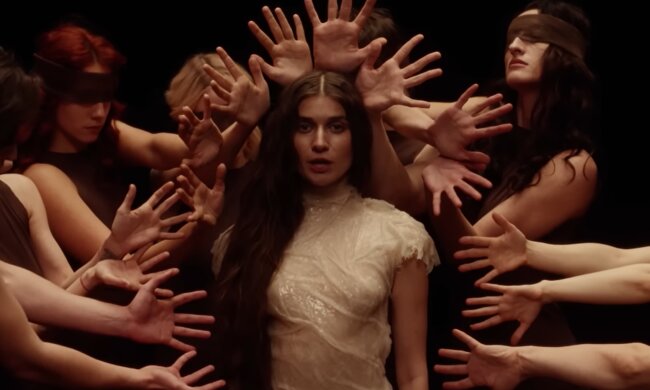 Jerry Heil, кадр з кліпу на пісню "CATHARTICUS"