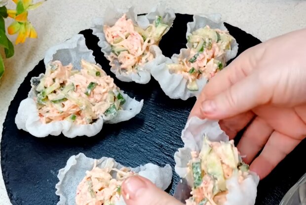 Закуска з крабових паличок, кадр з відео