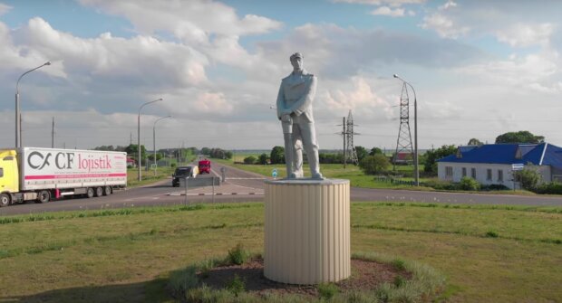 Скульптор лепил подшофе. На Донбассе открыли памятник шахтеру, который успел насмешить всех местных жителей и стать интернет-мемом