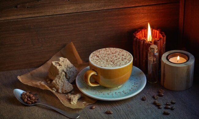 Нежно и волшебно: необычный рецепт приготовления кофе с молоком и добавлением халвы