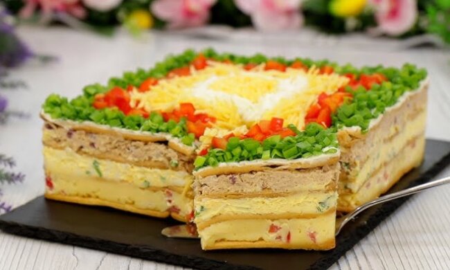 Настоящая вкуснятина для любого стола: рецепт закусочного торта "Наполеон" из крекеров со скумбрией