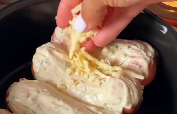 Сардельки у вершково-часниковому соусі, кадр з відео