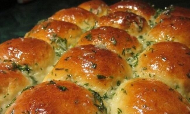 Під борщ їх можна з'їсти відразу 5 штук: старовинний рецепт картопляних пампушок із часниковим соусом