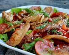Теперь он станет вашим любимым: рецепт теплого салата с курицей, помидорами и сладким перцем