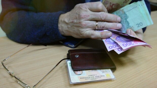 Всем — по 2600 гривен: украинцев предупредили о новых пенсиях. Озвучены сроки