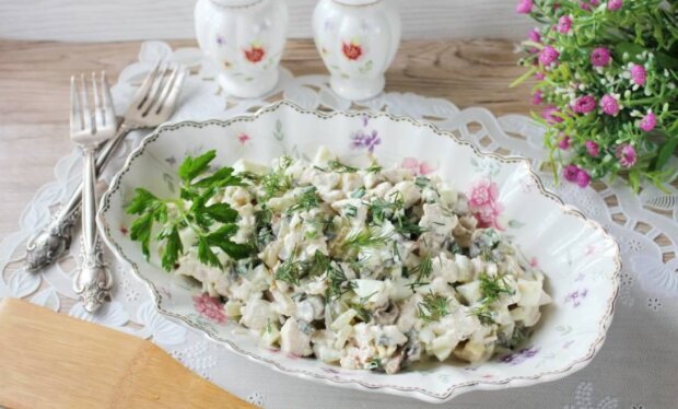 Тёплый салат из курицы с грибами и овощами. Рецепт с фото