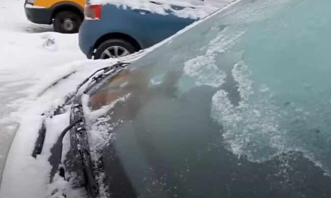 Скло автомобіля замерзло: скрін з відео