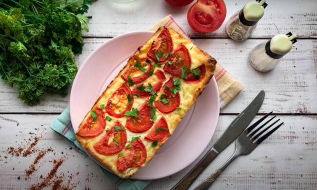 Рецепт творожно-хлебной запеканки с сыром и помидорами. Фото: YouTube