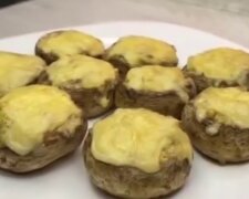 Запеченные грибы с сыром и сметаной, кадр с видео