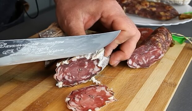 Рецепт домашньої ковбаси салямі, яку не відрізнити від італійської. Фото: YouTube