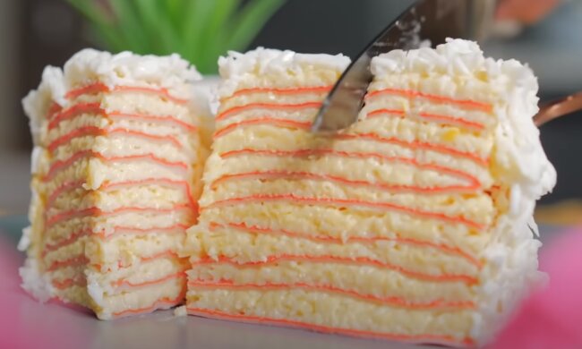 Торт із крабових паличок: скрін з відео