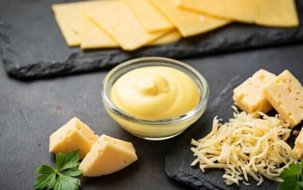 Вчимося готувати стріт-фуд вдома: рецепт справжнього сирного соусу, який здатний прикрасити будь-яку страву