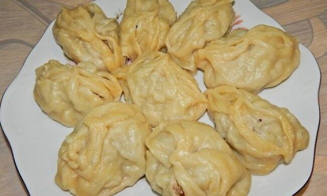 Захочется съесть всю кастрюлю: рецепт сочных пельменей с тыквой и мясным фаршем