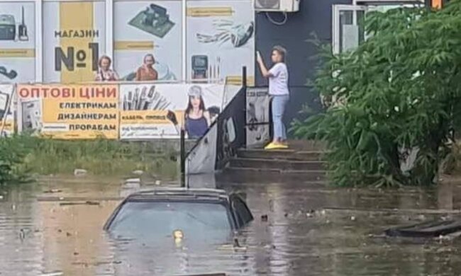 Потужний потоп у Києві: машини затопило по самі дахи. Місто пішло під воду. Відео