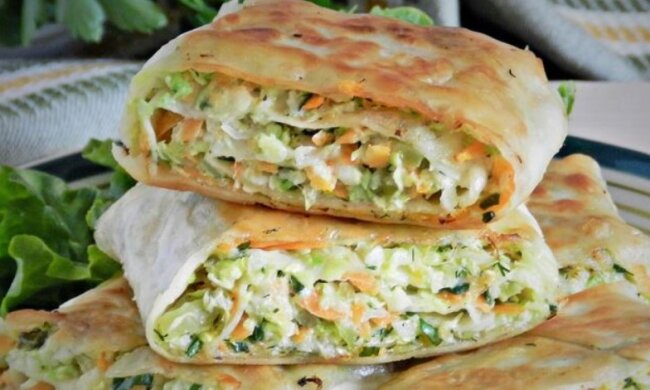 Вы точно будете хвастаться этим рецептом: как приготовить сочную закуску из лаваша с начинкой из овощей