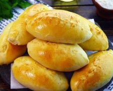 Рецепт вихідного дня: як приготувати дріжджові пиріжки з картоплею та ковбасою в духовці