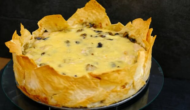 Рецепт быстрого и сытного пирога из лаваша с сыром и картофелем. Фото: YouTube