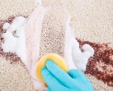 Хитрость наших бабушек: как быстро вывести пятно на ковре, если вы его испачкали