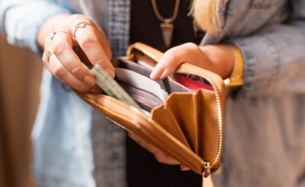 Відлякують гроші та удачу: названі предмети, які не можна носити у гаманці. Перевірте свій