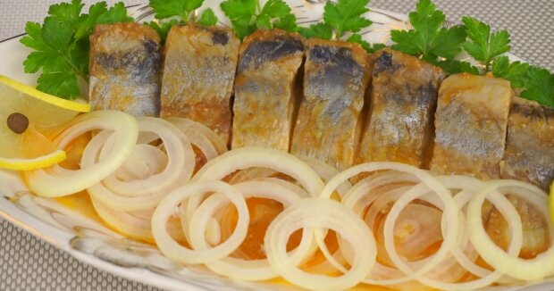 Оселедець у томатній пасті з цибулею