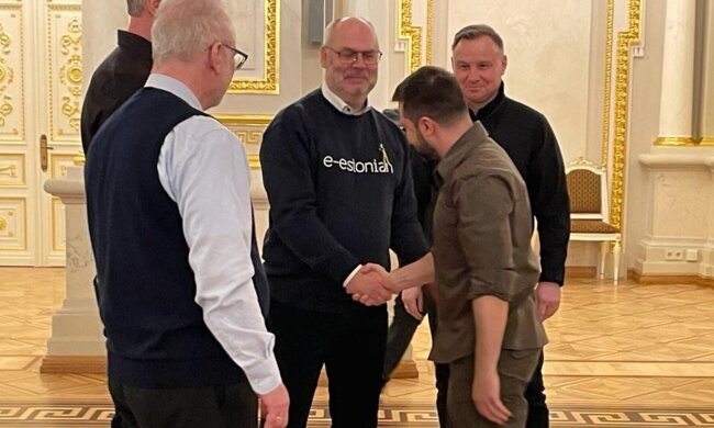 Президент Естонії у футболці Зеленського показав, як можна вдарити по Росії. Фото