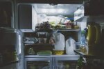 Резкий запах из холодильника, фото: youtube.com