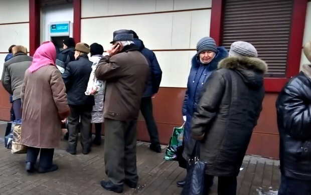 Черга до банкомату "Ощадбанку". Фото: скріншот YouTube-відео.
