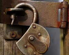 Что нужно сделать, если замок в гараже покрылся льдом и вы не можете открыть ворота: этот совет поможет каждому