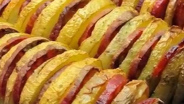 Картофель спиралью, запечённый с колбасой на шпажках, фото: youtube.com