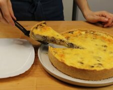 Рецепт сытного пирога с курицей и шампиньонами. Фото: YouTube