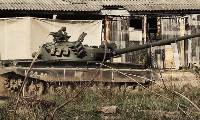 Росія терміново перекидає в Україну списані танки без захисту. Відео