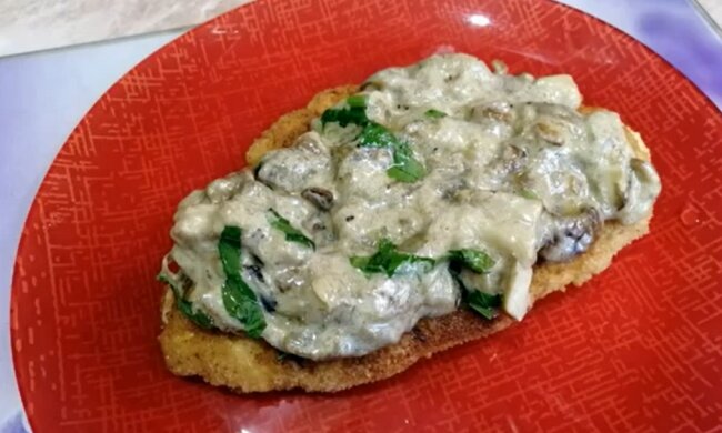 Рецепт сытного "Егерского ужина" с мясом, бульоном и грибами. Фото: YouTube