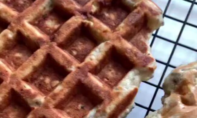 Вафли без сахара с бананами и орехами, кадр из видео